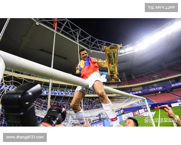 米内罗首球后亲吻队徽 申花新锋将用表现回应外界质疑